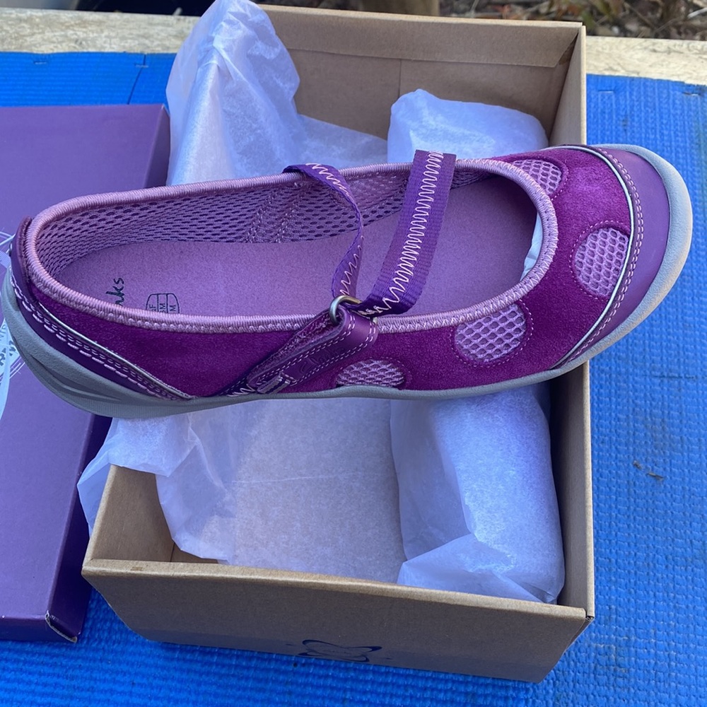Clarks girls Vara Beach Jnr flat shoes. Size:4M Color:Purple